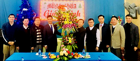 Đồng chí Dương Văn Tiến – Phó Chủ tịch UBND tỉnh tặng hoa chúc mừng các linh mục thuộc Giáo xứ Nghĩa Lộ