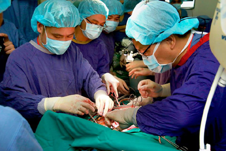 Các bác sĩ Bệnh viện Hữu nghị Việt Đức tiến hành ghép tạng cho bệnh nhân.