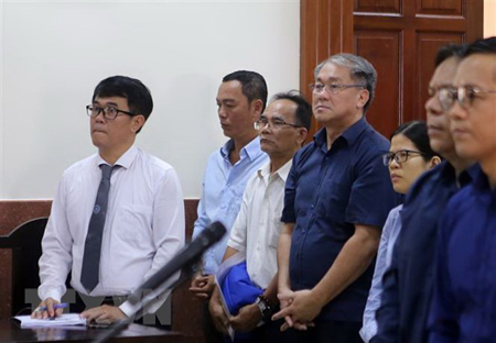 Bị cáo Phạm Công Danh (áo xanh đứng giữa) tại phiên tòa ngày 12/12/2018.