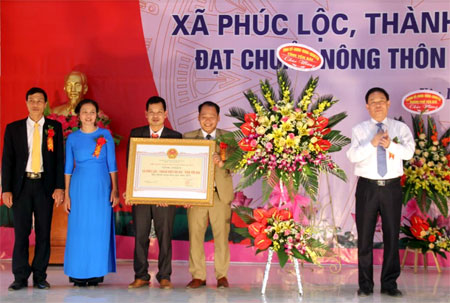 Đồng chí Nguyễn Văn Khánh - Phó chủ tịch UBND tỉnh trao giấy chứng nhận đạt chuẩn nông thôn mới cho xã Phúc Lộc.