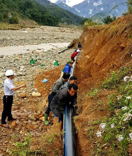 Công nhân Công ty TNHH Nghĩa Văn sửa chữa các công trình thủy lợi để đảm bảo nước tưới tiêu cho sản xuất nông nghiệp.