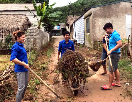 Đoàn viên thanh niên xã Đại Đồng tham gia vệ sinh môi trường.