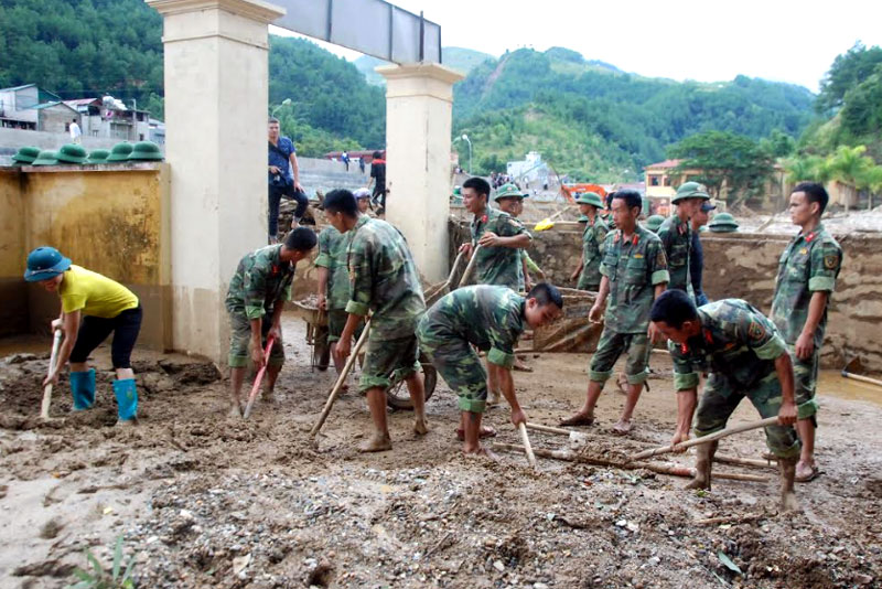 Lực lượng vũ trang giúp nhân dân khắc phục hậu quả sau lũ. 
(Ảnh: Thiên Cầm)