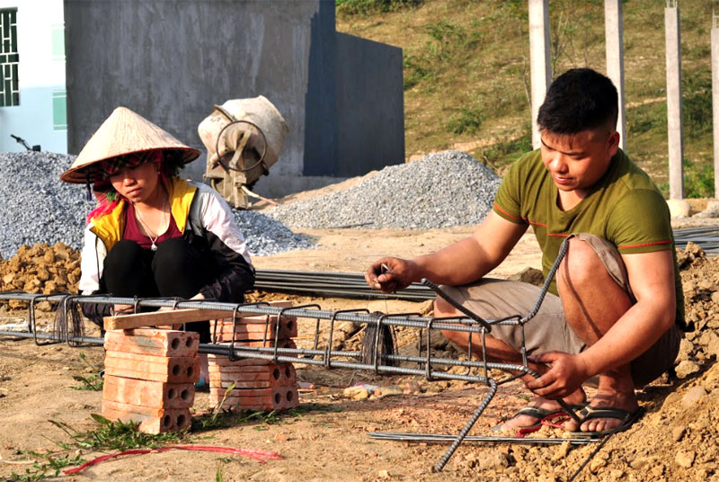 Các hộ dân xã Sơn Lương khẩn trương dựng nhà chuẩn bị đón tết.