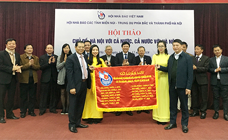 Hội Nhà báo Hà Nội trao cờ luân lưu cho Hội Nhà báo Yên Bái-  đơn vị đăng cai Hội thảo cụm các tỉnh trung du, miền núi phía Bắc 2019