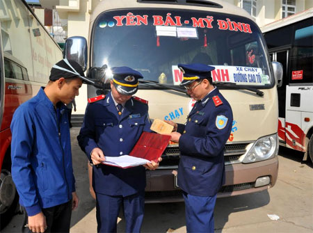 Lực lượng thanh tra giao thông kiểm tra phương tiện vận tải hành khách tại Bến xe Khách Yên Bái.