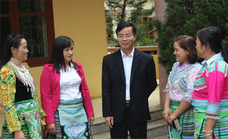 Phó Bí thư Trường trực Huyện ủy Trạm Tấu Trịnh Văn Xuê trao đổi với đội ngũ lãnh đạo nữ ở cơ sở.