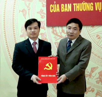 Đồng chí Vũ Quốc Bảo - Phó  trưởng Ban Tổ chức Tỉnh ủy trao quyết định của Ban Thường vụ Tỉnh ủy Yên Bái cho đồng chí Nguyễn Lê Dũng.