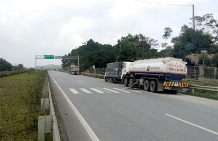 Tình trạng xe đỗ ăn cơm bên đường cao tốc Nội Bài - Lào Cai tại Km117 gây mất ATGT.