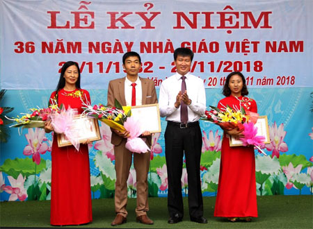 Thầy giáo Dương Thanh Tú nhận bằng khen của Bộ Giáo dục và Đào tạo tại lễ kỷ niệm 36 năm Ngày Nhà giáo Việt Nam.