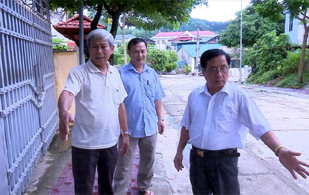 Ban Chi ủy Chi bộ Khu dân cư Quang Trung tuyên truyền, vận động nhân dân hiến đất, phá dỡ hàng rào để làm đường.