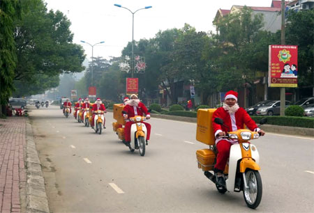 Những “Ông già Noel” của Bưu điện tỉnh Yên Bái đi phát quà cho các bé.