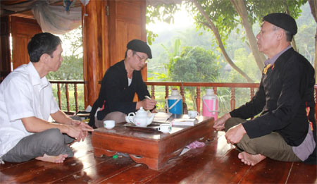 Ông Lý Văn Thủy (bên phải) trao đổi kinh nghiệm vận động nhân dân.