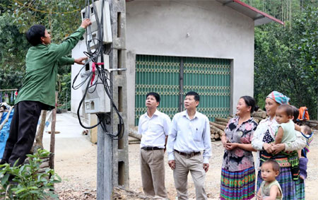 Nhờ sự quan tâm của các cấp, ngành, nhân dân thôn Khe Kẹn, xã Cát Thịnh được sử dụng điện lưới quốc gia.