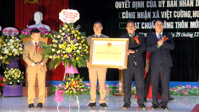 Đồng chí Nguyễn Văn Khánh - Phó Chủ tịch UBND tỉnh trao Quyết định của UBND tỉnh công nhận xã Việt Cường đạt chuẩn nông thôn mới năm 2018.