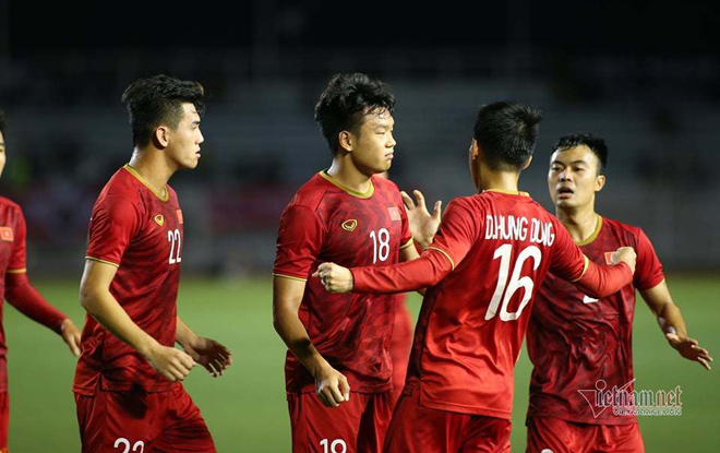 Trung vệ Thành Chung và các đồng đội ăn mừng sau bàn gỡ hòa.