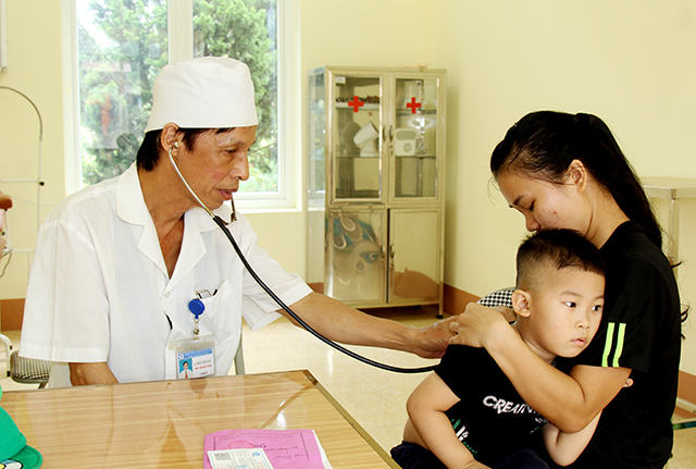 Người dân đến khám chữa bệnh tại Trạm Y tế xã Hòa Cuông, huyện Trấn Yên.