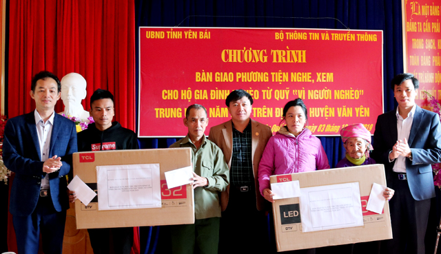 Lãnh đạo Ủy ban MTTQ tỉnh, Sở Thông tin và Truyền thông và huyện Văn Yên trao tặng tivi cho các hộ gia đình
