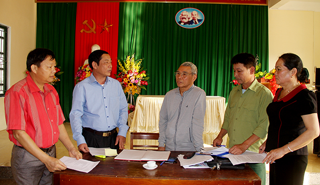 Lãnh đạo Đảng ủy xã Sơn Thịnh kiểm tra công tác chuẩn bị Đại hội tại Chi bộ thôn Phiêng 1
