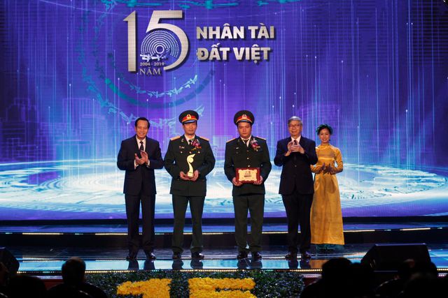 Tiến sĩ Trần Hữu Lý, Thạc sĩ Bùi Đức Nho đại diện cho nhóm tác giả nhận Giải nhất Nhân tài Đất Việt năm 2019 lĩnh vực khoa học công nghệ.