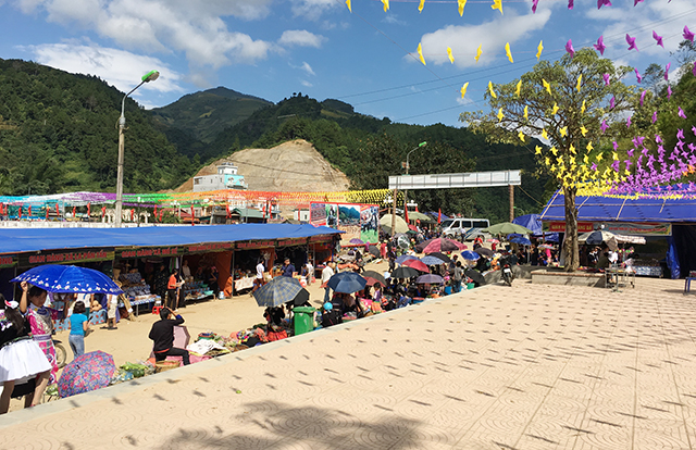 Hoạt động chợ phiên trong Lễ hội Khám phá Danh thắng quốc gia Ruộng bậc thang Mù Cang Chải thu hút đông đảo khách du lịch tham quan, mua sắm.