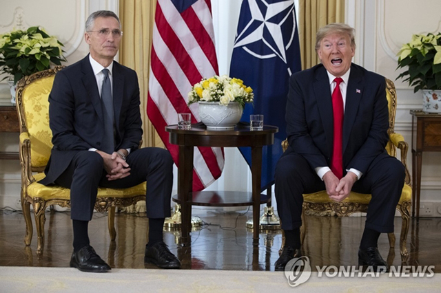 Tổng thống Mỹ D.Trump (phải) gặp Tổng thư ký NATO Jens Stoltenberg tại London (Anh), ngày 3/12/2019.