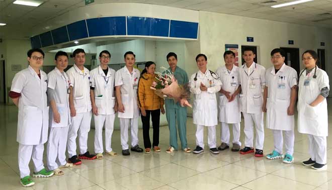 Bệnh nhân Trần Thừa N. chụp ảnh lưu niệm cùng với kíp trực cấp cứu Bệnh viện Đa khoa tỉnh Yên Bái.