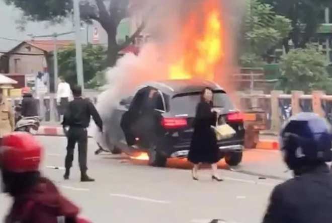 Bà Vũ Thị Hồng Thái đi giày cao gót rời khỏi chiếc xe Mercedes GLC 250 ngay sau khi tai nạn xảy ra