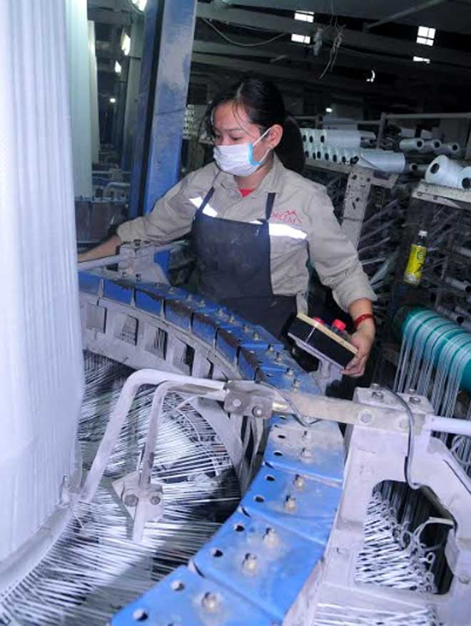 Công nhân Công ty TNHH sản xuất Bao bì trong giờ làm việc.