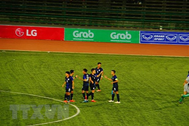 Các cầu thủ U22 Campuchia ăn mừng sau một bàn thắng.