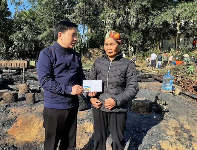 Đại diện Nhóm Kết nối trẻ Yên Bái hỗ trợ 3 triệu đồng  cho 3 hộ gia đình bị hỏa hoạn.
