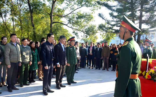 Đại biểu Ban chỉ đạo 515 của tỉnh và lãnh đạo huyện Văn Chấn đã dâng hương tưởng niệm liệt sỹ