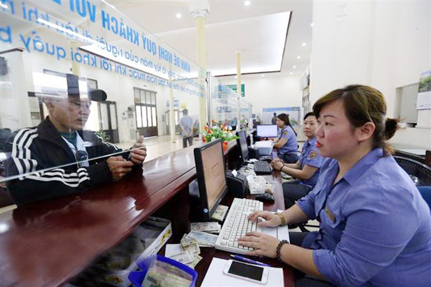 Nhân viên ngành Đường sắt bán vé tàu cho hành khách tại Ga Hà Nội.