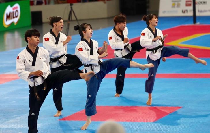 Châu Tuyết Vân và đồng đội đoạt HCV đầu tiên cho bộ môn Taekwondo.