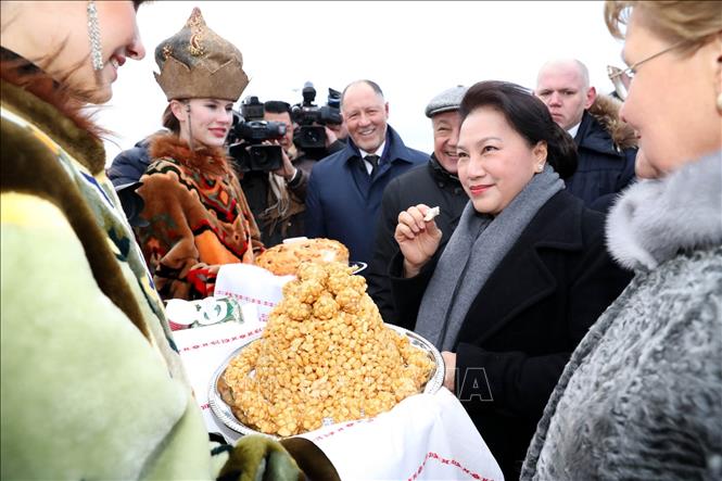Thiếu nữ Tatarstan (Nga) chào đón Chủ tịch Quốc hội Nguyễn Thị Kim Ngân bằng ẩm thực truyền thống của địa phương.