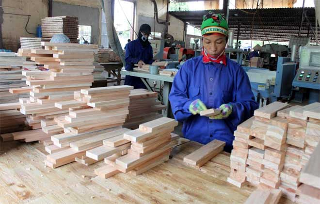 Người lao động tại các doanh nghiệp trên địa bàn huyện Trấn Yên được đóng bảo hiểm xã hội đầy đủ.