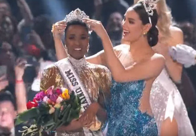 Hoa hậu Hoàn vũ 2019 Zozibini Tunzi nhận vương miện từ Catriona Gray.