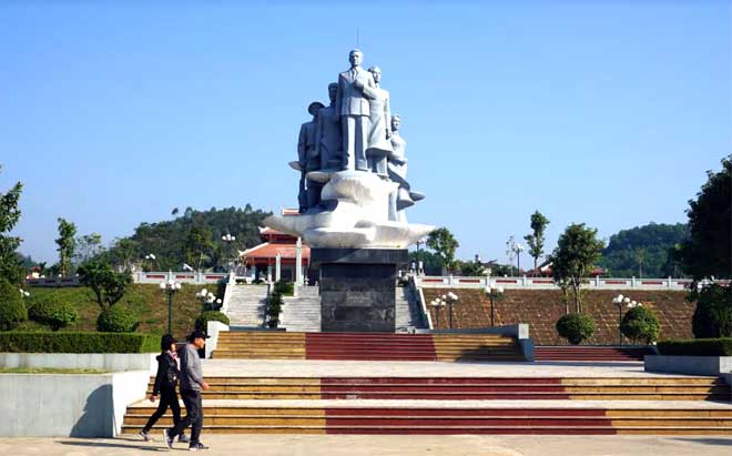 Uy nghi tượng đài bên Di tích lịch sử khu mộ Nguyễn Thái Học và các cộng sự của ông trong cuộc Khởi nghĩa Yên Bái năm 1930, tại Công viên Yên Hòa, thành phố Yên Bái.