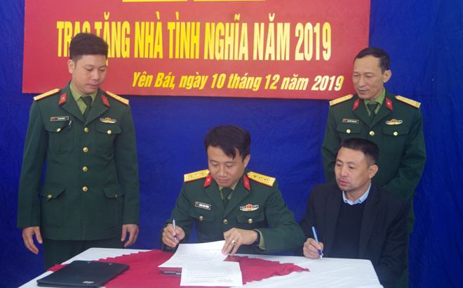 Đại diện Ban CHQS thành phố Yên Bái, xã Phúc Lộc và Thượng úy Hà Văn Quỳnh ký kết văn bản bàn giao nhà tình nghĩa.