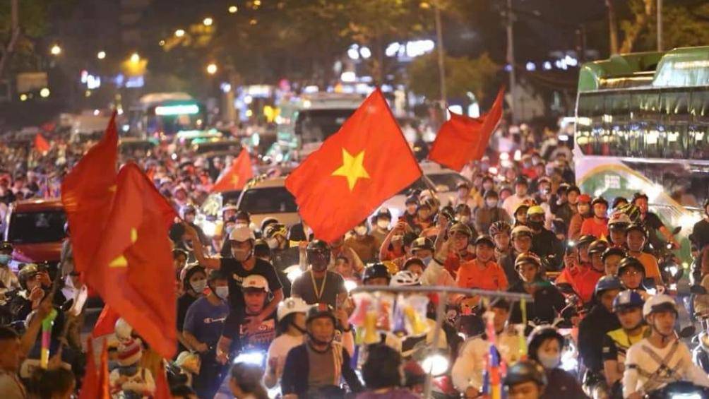 Phó Thủ tướng Chính phủ Trương Hòa Bình, Chủ tịch Ủy ban ATGT Quốc gia yêu cầu xử lý nghiêm những đối tượng có hành vi cố tình vi phạm, ăn mừng quá khích sau trận chung kết giữa U22 Việt Nam và U22 Indonesia