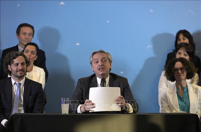 Tổng thống đắc cử Argentina Alberto Fernandez (giữa) công bố thành phần nội các mới tại Buenos Aires,ngày 6/12/2019.