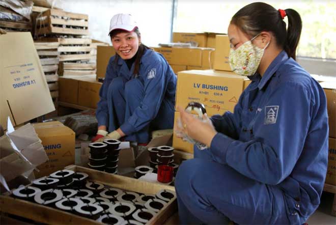 Công nhân Công ty cổ phần Sứ kỹ thuật Hoàng Liên Sơn đóng gói sản phẩm xuất khẩu cuối năm.