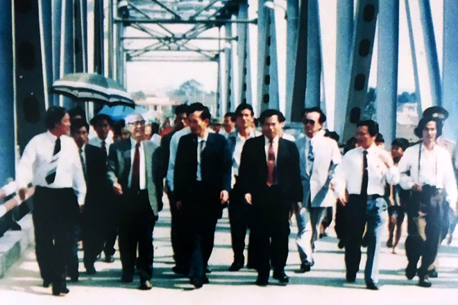 Phóng viên Báo Yên Bái hoạt động nghiệp vụ trong chuyến thăm và làm việc của thủ tướng Võ Văn Kiệt tại tỉnh Yên Bái năm 1993.