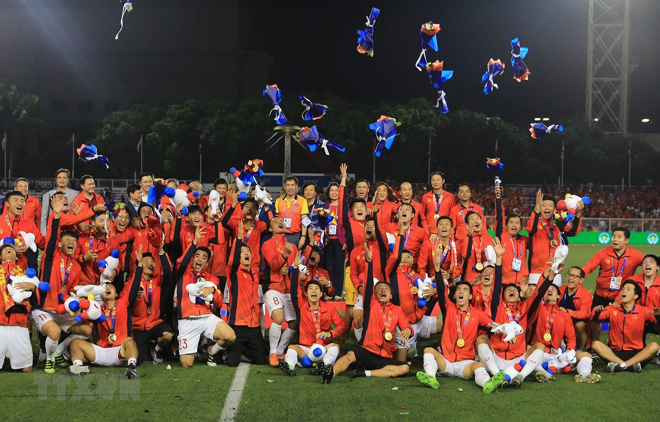 Đội U22 Việt Nam nhận chiếc huy chương Vàng lịch sử môn bóng đá nam tại SEA Games.