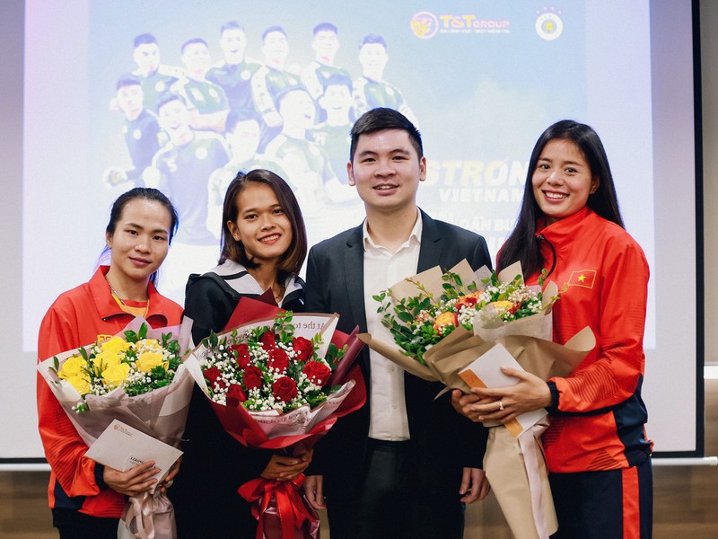 Ông Đỗ Vinh Quang - Phó Giám đốc Ban Quản trị và Phát triển Thể thao Tập đoàn T&T Group, Trưởng ban tổ chức Strong Việt Nam trao thưởng cho 3 VĐV.