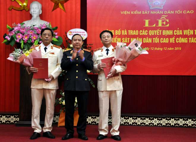 Đồng chí Bùi Mạnh Cường - Phó Viện trưởng VKSND tối cao trao quyết định bổ nhiệm cho đồng chí Nguyễn Hoài Nam và đồng chí Lê Xuân Hùng