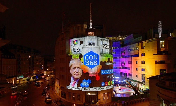 Kết quả thăm dò hiển thị bên ngoài tòa nhà của đài BBC tối 12/12.