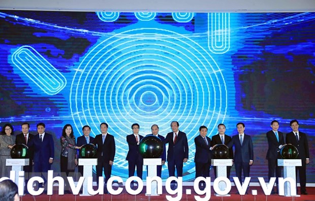 Thủ tướng Nguyễn Xuân Phúc và các đại biểu thực hiện nghi thức khai trương Cổng Dịch vụ công Quốc gia.