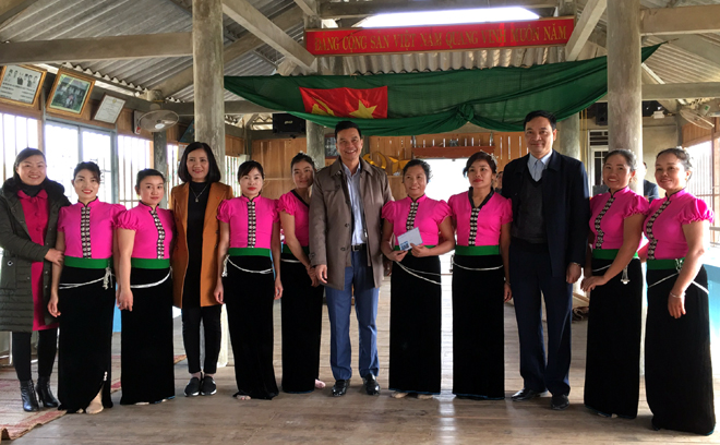 Đoàn công tác thăm nhà văn hóa và đội văn nghệ dân tộc bản Ao Luông, xã Sơn A.