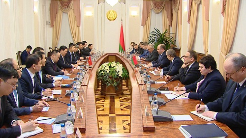Phó Thủ tướng Vương Đình Huệ đã hội đàm với Phó Thủ tướng Chính phủ Belarus Igor Lyashenko
